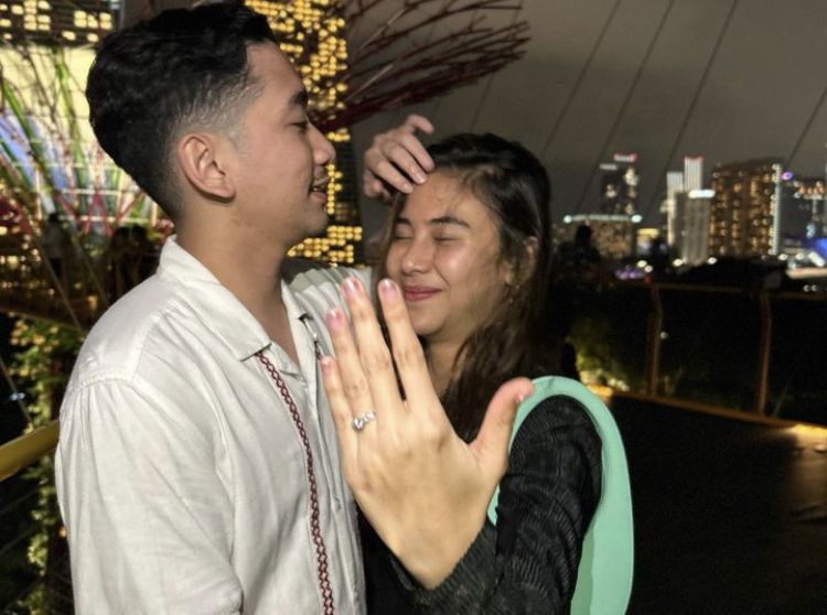 Pamer cincin di jari manis, aktris Adinda Thomas resmi dilamar sang kekasih yakni Raka Akmal saat keduanya berada di Singapura.