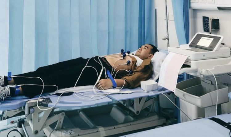 Presenter Iwet  Ramadhan baru saja mengalami pendarahan selaput otak. Awalnya curiga terserang stroke.