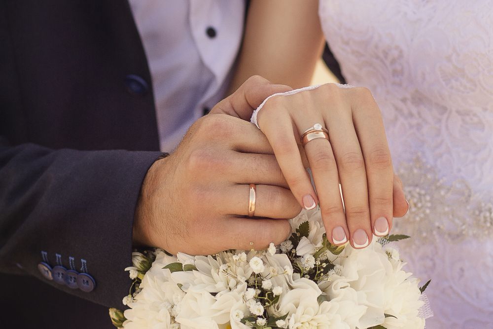 Tak sedikit yang menganggap jika perjanjian pra nikah bukan hal penting.
Padahal ada tiga keuntungan membuat perjanjian pra nikah lho.