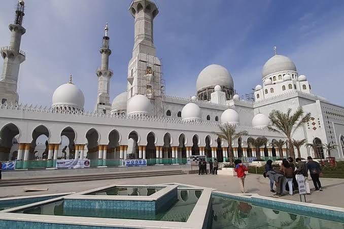 Masjid Raya Sheikh Zayed Solo kini akhirnya sudah resmi dibuka untuk umum. Berikut ini beberapa aturan berkunjung yang wajib ditaati.