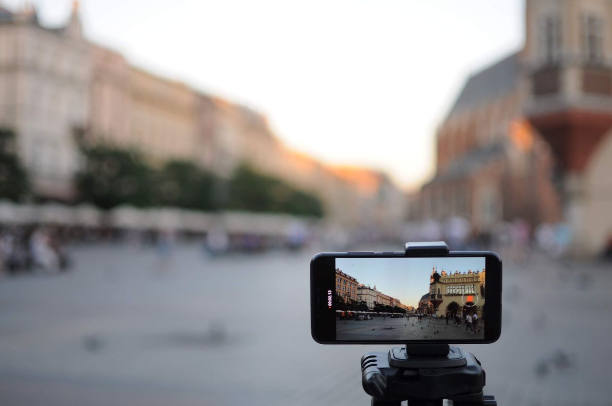 Tanpa perlu modal besar, Kawan Puan bisa memulai hal ini hanya dengan memanfaatkan kamera smartphone. Ini tips dari fotografer perjalanan Barry Kusuma