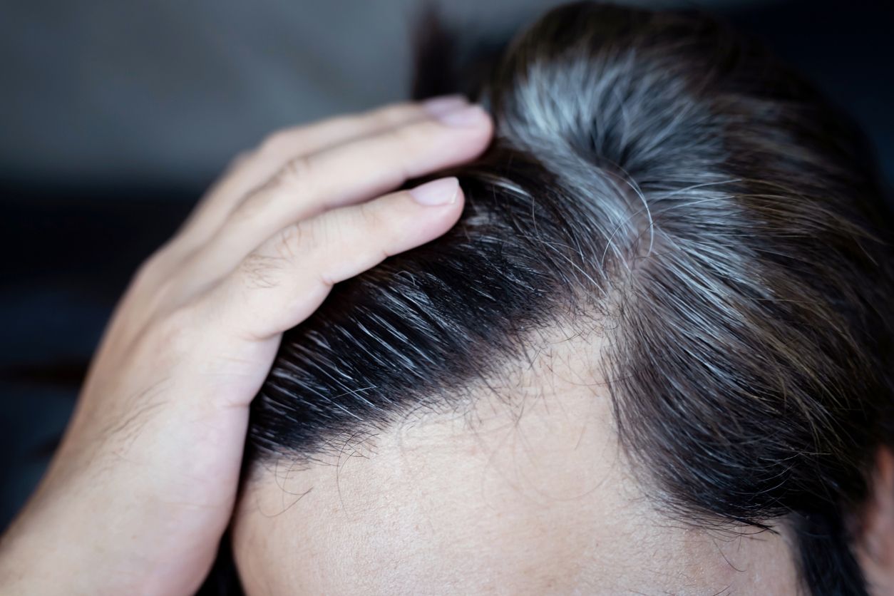 Berita terpopuler Fashion & Beauty (26/2/2023): Mulai dari penyebab rambut beruban di usia muda. Hingga mengenal tooth gem yang viral di TikTok.