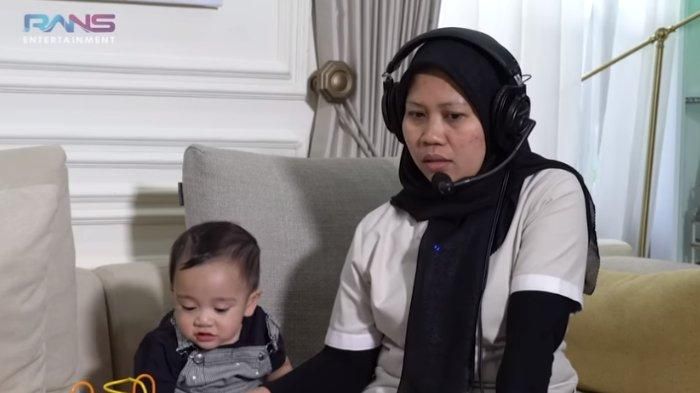 Sus Rini mencari asisten untuk mengasuh Rayyanza? Yuk simak peran pengasuh anak yang biasa dilakukan.