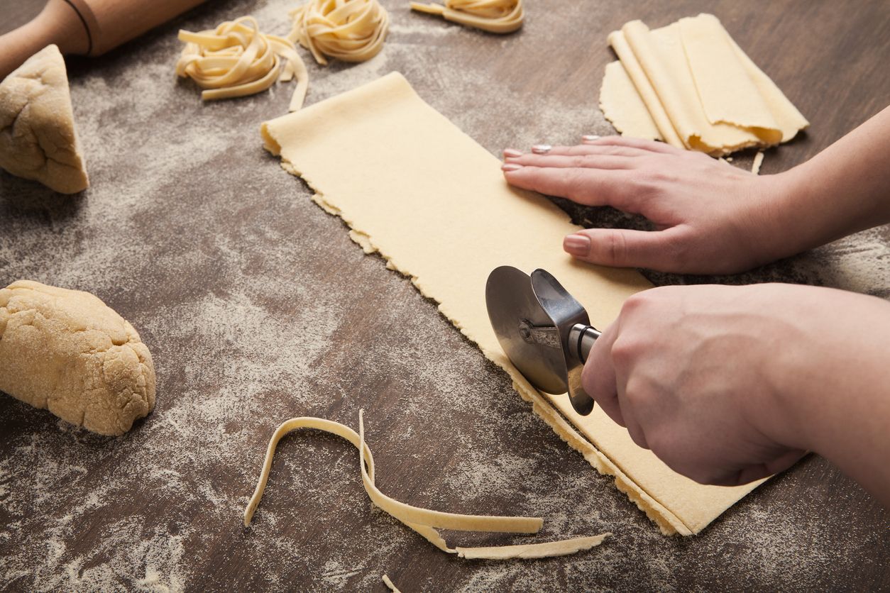Berikut ini tiga tips membuat homemade pasta, bisa manual maupun pakai alat pencampur adonan alias mixer