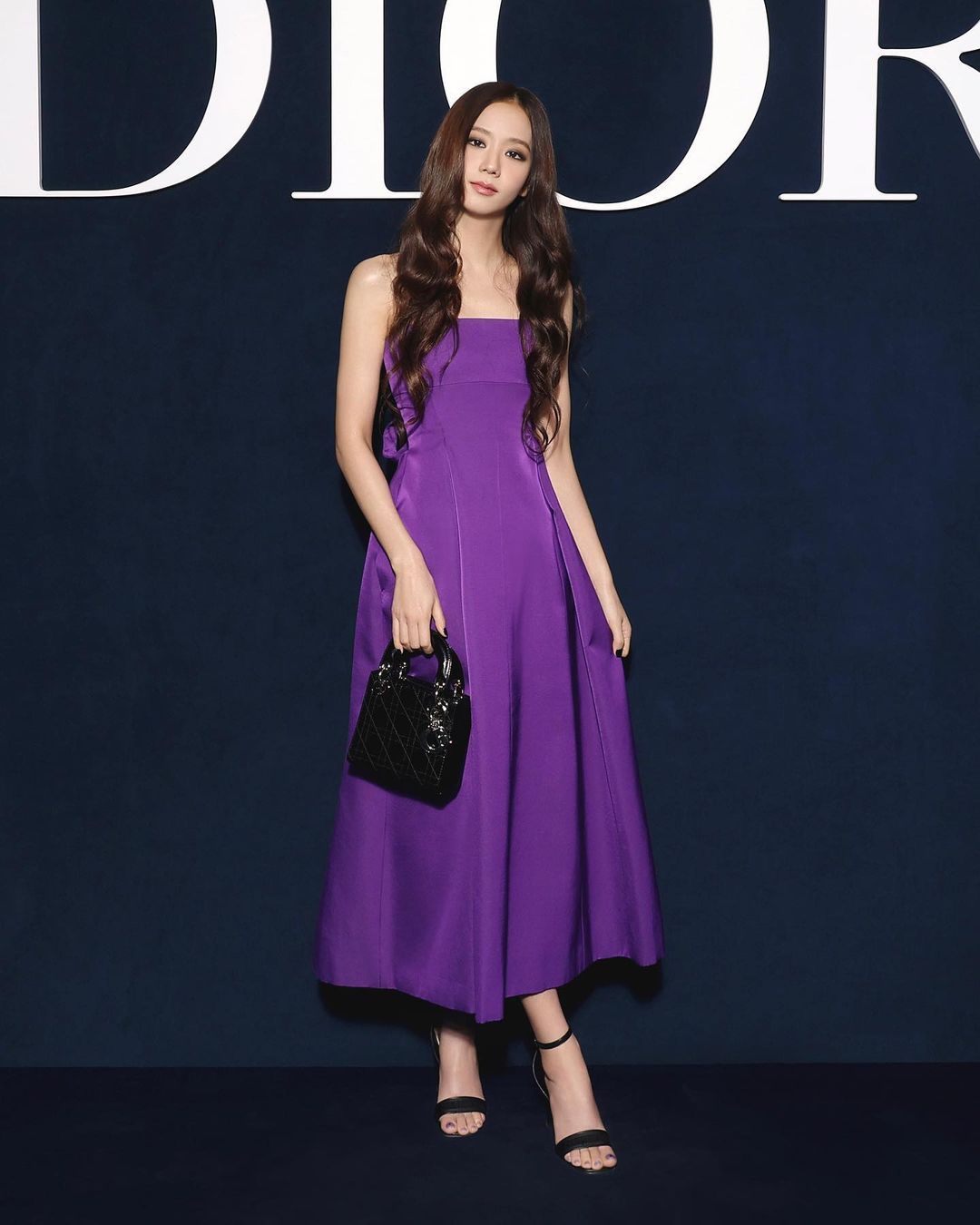 Menghadiri acara fashion show Dior di Paris Fashion Week, Jisoo BLACKPINK mengenakan dress warna ungu yang elegan. 