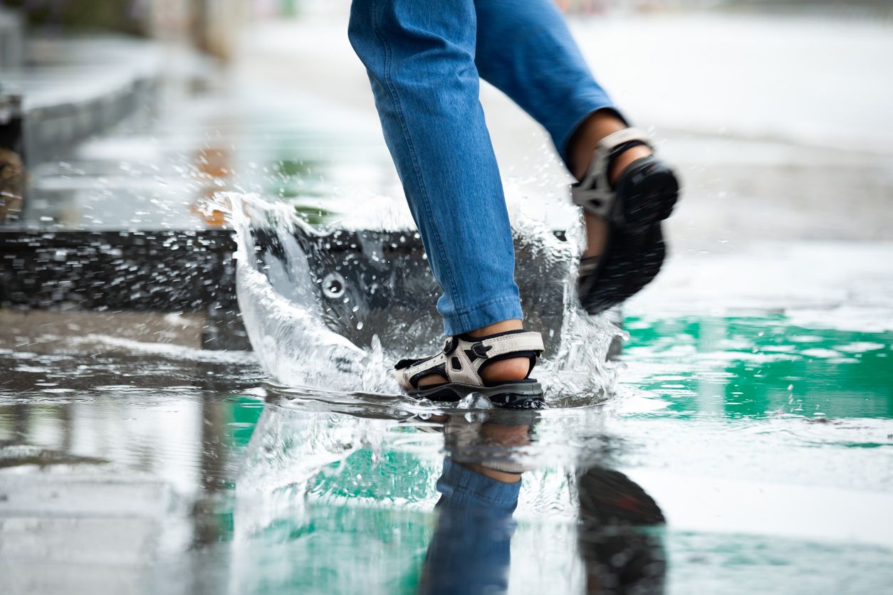 Berikut ini 5 tips merawat kaki di musim hujan, mulai hindari pakai sepatu tertutup hingga oleskan pelembap