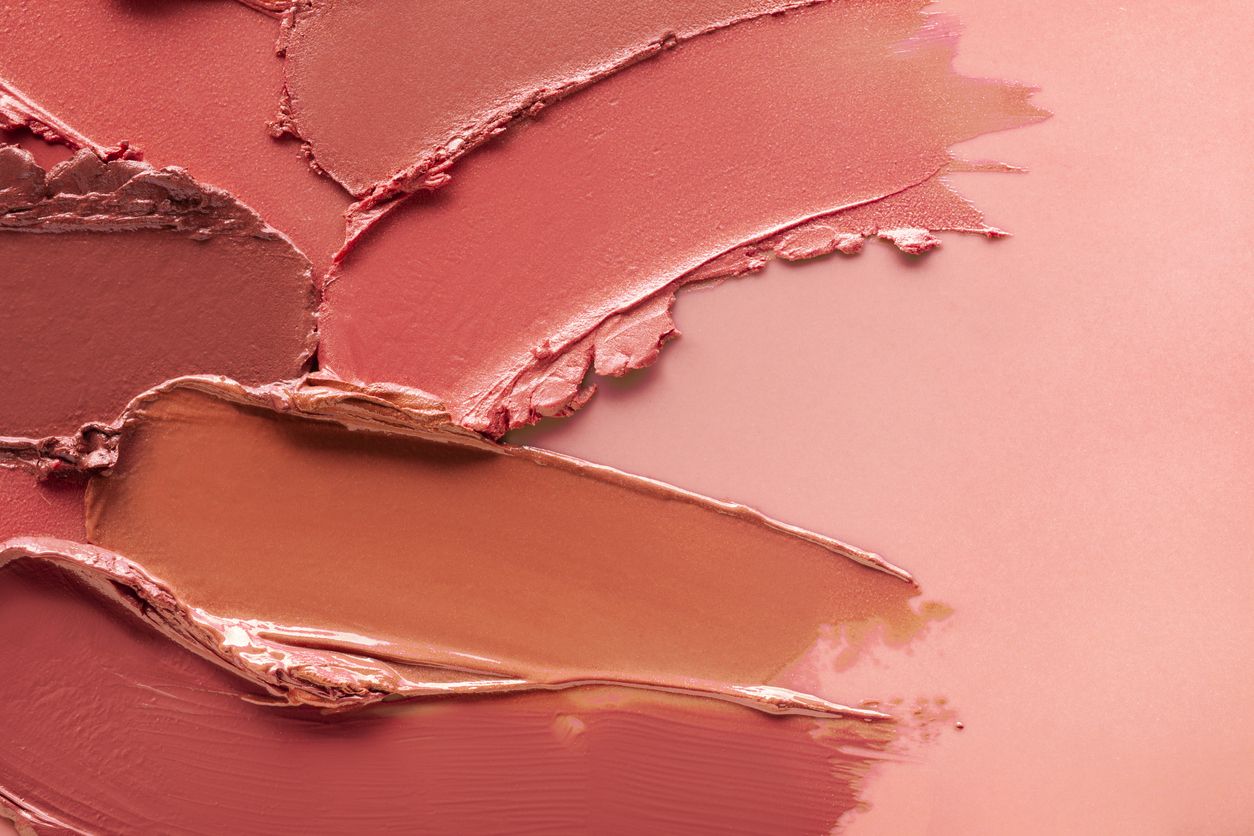 Berikut tiga tips pakai liquid blush dari Rare Beauty yang viral di TikTok untuk hasil akhir tampak merona alami. 