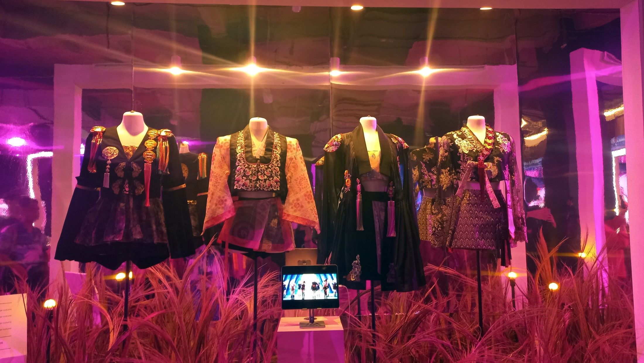 Mulai dari pameran kostum asli BLACKPINK hingga perawatan kecantikan untuk atasi bopeng. Ini berita terpopuler fashion dan beauty.