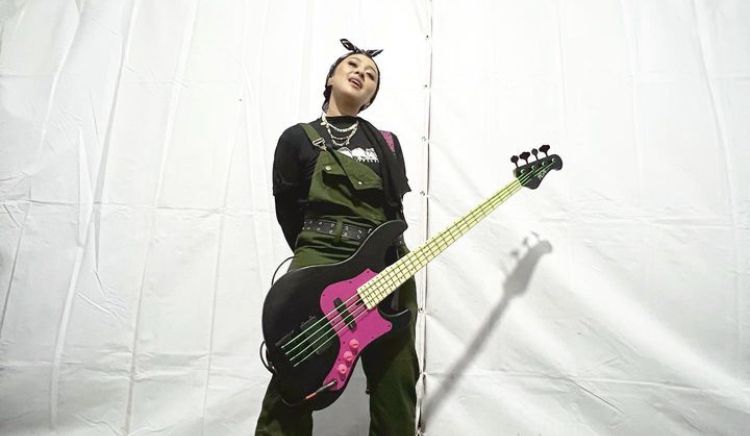 Bassist band Kotak, Chua, terpaksa harus dilarikan ke rumah sakit sebelum manggung di Surabaya karena sesak napas.