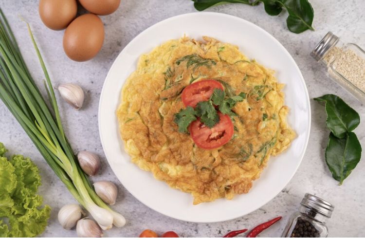 Hanya butuh waktu 20 menit, begini tips memasak cepat omelet telur asin sayuran ala restoran. Simak penjelasannya!