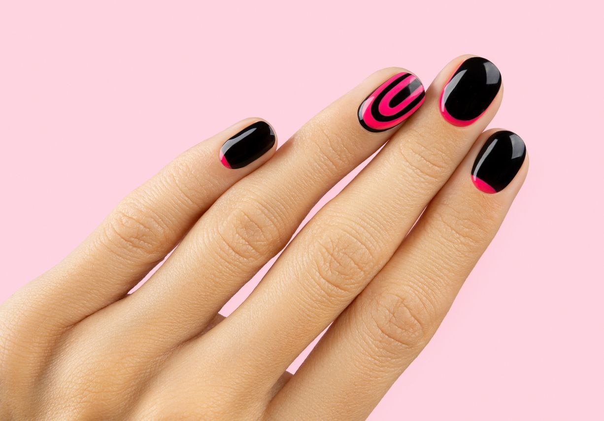 Bukan hanya pakai baju dan makeup yang meriah, kamu juga bisa menata kuku yang cantik saat nonton konser BLACKPINK. Ini inspirasi nail art-nya.