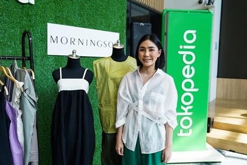 Stephanie Nursalim selaku Pemilik Usaha MORNINGSOL, memberdayakan sejumlah perempuan perajin di Sukoharjo, Jawa Tengah. MORNINGSOL memanfaatkan platform daring Tokopedia untuk menjual berbagai jenis produk fesyen perempuan.