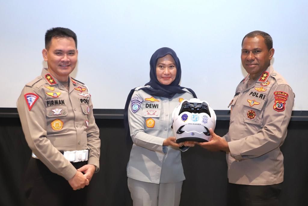 Direktur Operasional Jasa Raharja Dewi Aryani Suzana menyerahkan bantuan kepada Kepala Kepolisian Daerah (Kapolda) NTT Inspektur Jenderal Polisi (Irjen Pol) Johni Asadoma