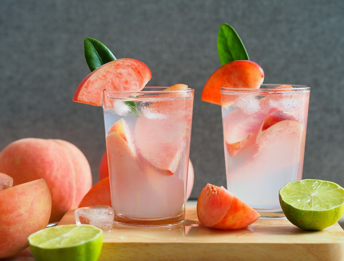 Berikut ini 4 tips membuat mocktail dari buah peach yang cocok jadi minuman buka puasa di bulan Ramadan 2023