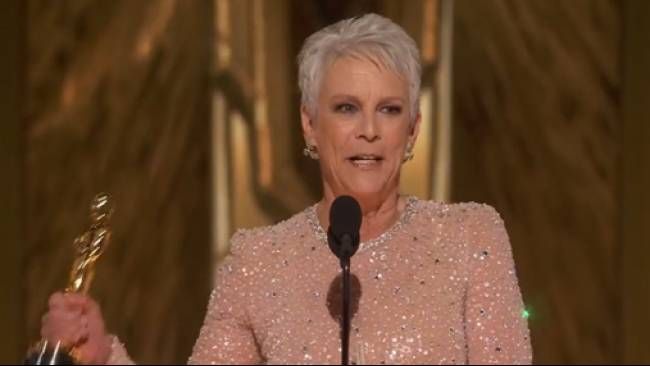 Kabar bahagia nih, Jamie Lee Curtis akhirnya menang Piala Oscar 2023 lewat film Everything Everywhere All at Once.