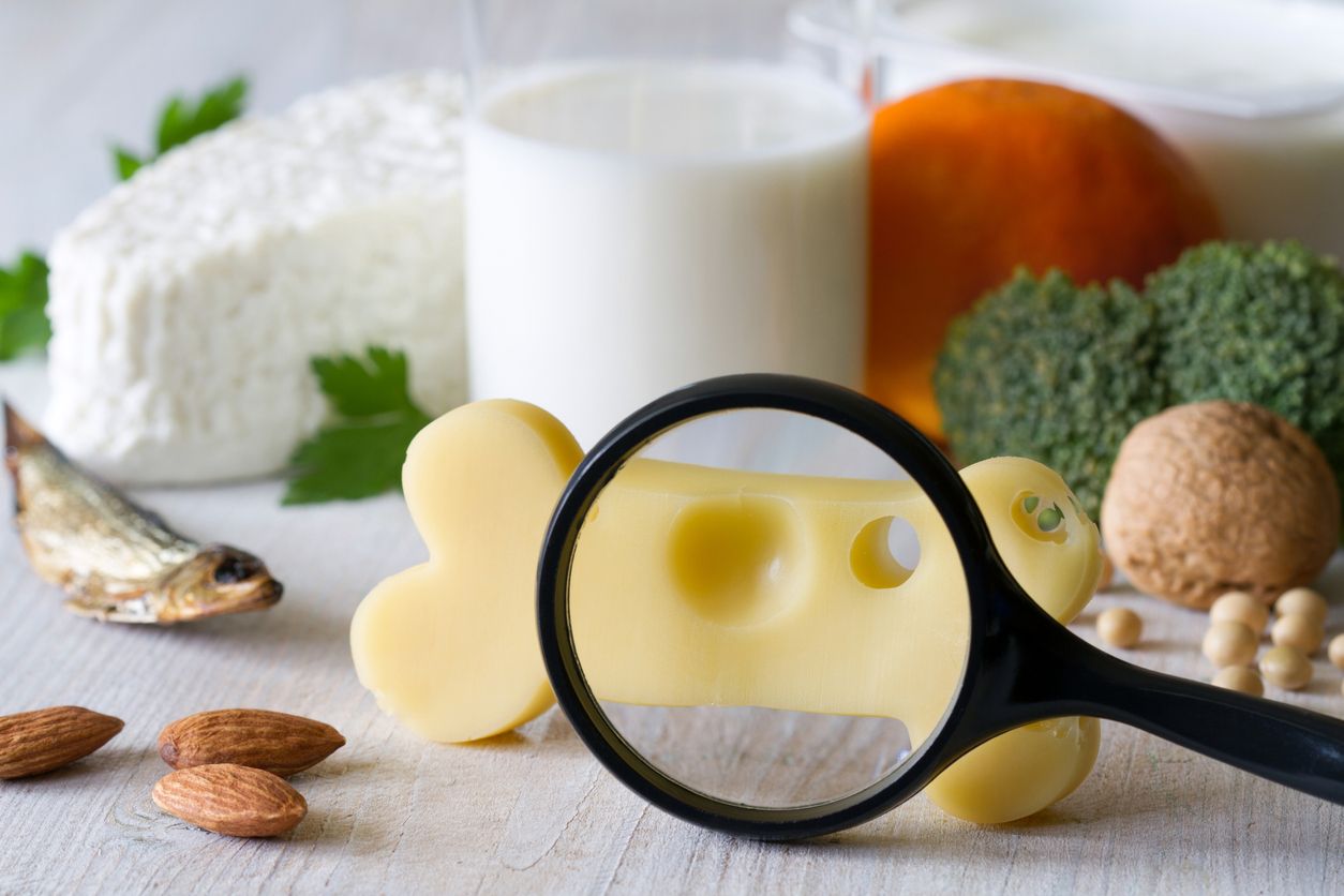 Dokter perwakilan Perhimpunan Osteoporosis Indonesia jelaskan takaran konsumsi kalsium per hari untuk cegah osteoporosis. 