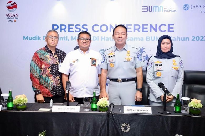 Direktur Utama PT Jasa Raharja Rivan A. Purwantono (dua kanan) dalam konferensi pers persiapan 'Mudik Gratis bersama BUMN' di Trans Hotel, Kota Bandung, Jawa Barat, Rabu (15/3/2023). 