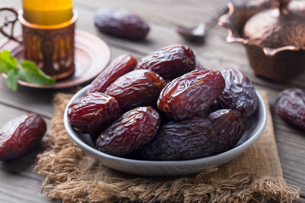 Mau menyetok kurma untuk dikonsumsi selama Ramadan? Kenali ciri-ciri kurma sudah tak layak dimakan agar pencernaanmu aman.