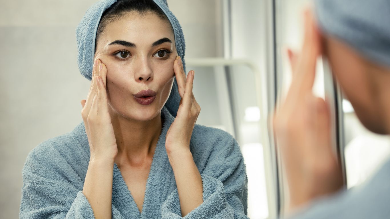 Apa itu face yoga? Dan benarkah face yoga bermanfaat untuk membuat kulit wajah menjadi lebih kencang?