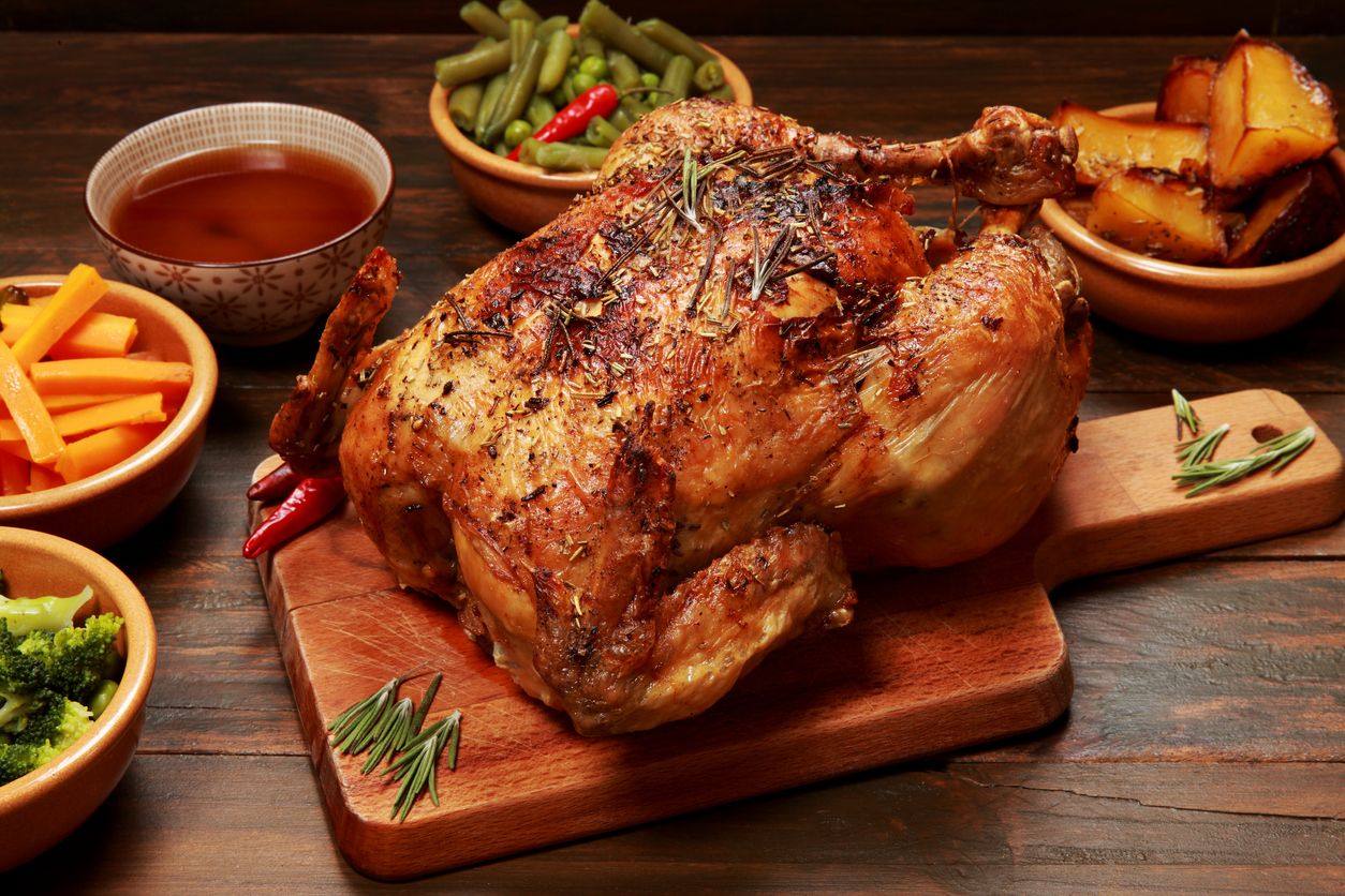 Simak tips memasak ayam panggang agar hasilnya empuk ala Chef Renatta yakni dengan memilih jenis ayam hingga mengatur suhu oven.