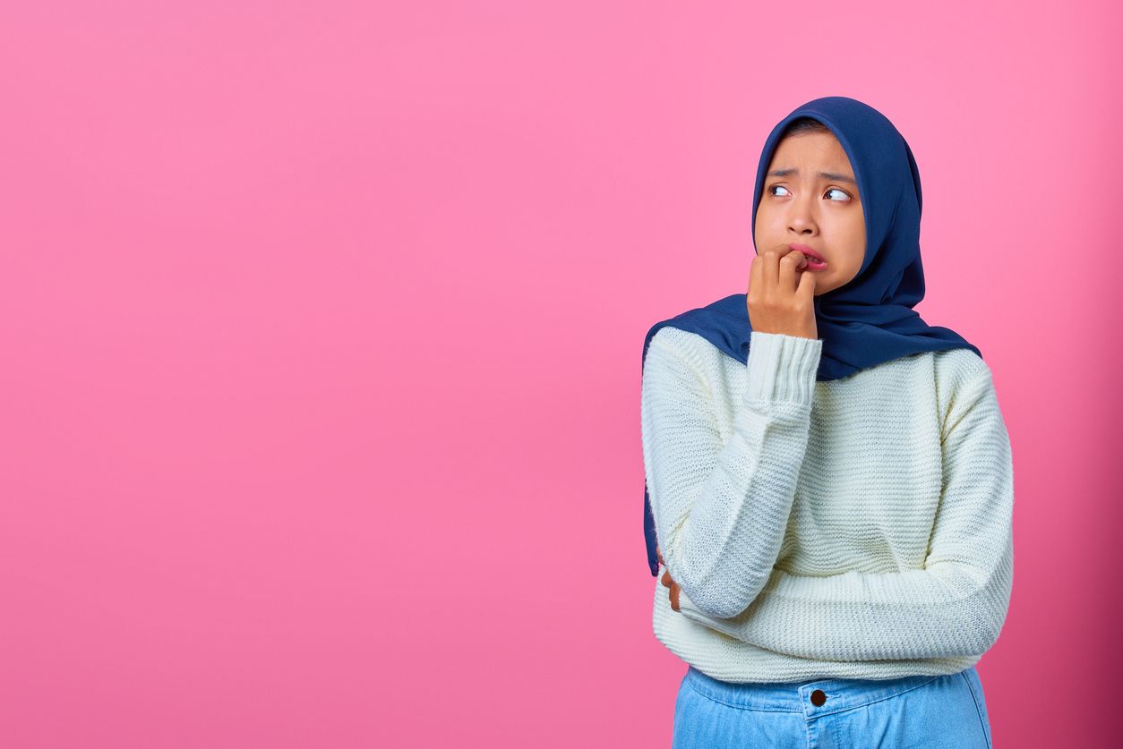 Berikut 3 kebiasaan yang bikin rambut berhijab bisa mengalami masalah, salah satunya membuat rambut tegang!