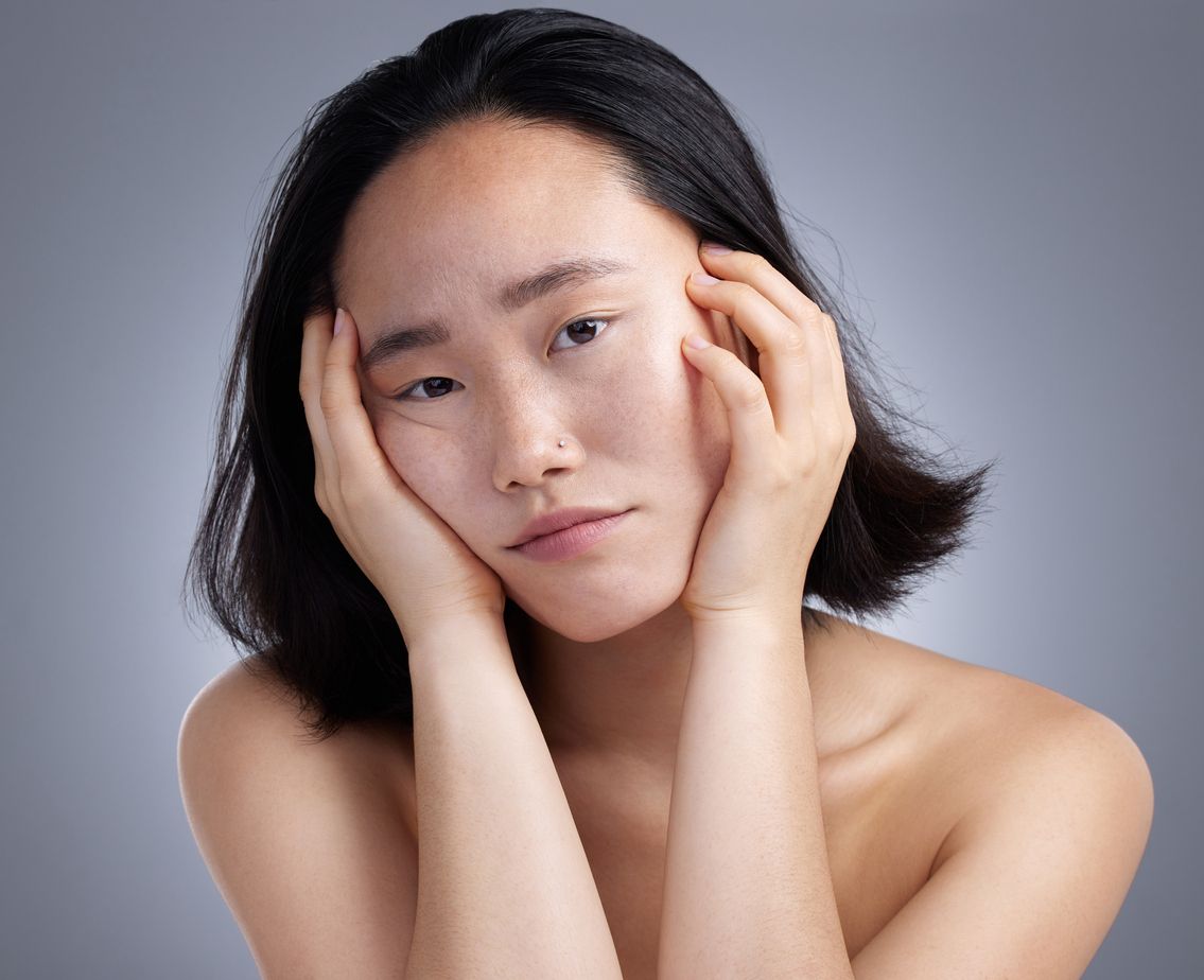 Perempuan kerapkali mengeluhkan kulit wajah menghitam secara tiba-tiba. Ternyata empat hal ini bisa jadi penyebabnya.