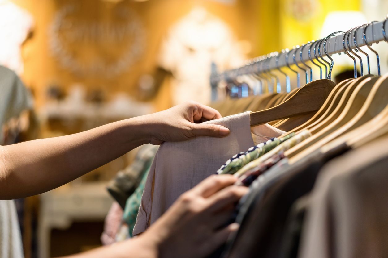 Pemerintah telah melarang thrifting baju bekas impor ilegal yang masuk ke Indonesia. Pasalnya ada banyak dampak buruk yang bisa terjadi. 