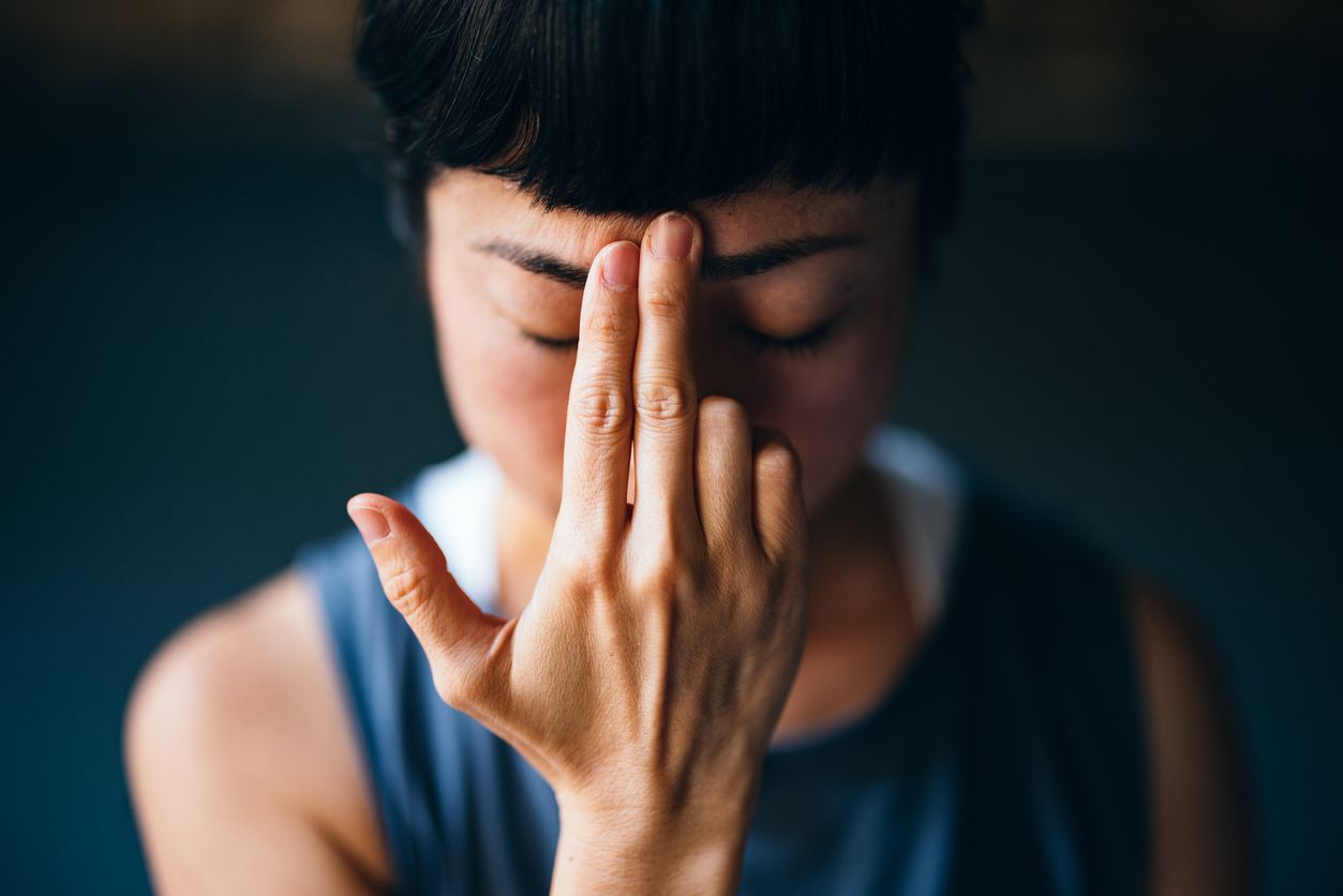 Berikut ini 3 gerakan face yoga yang mudah dilakukan di rumah, ada eye circles hingga face tapping.