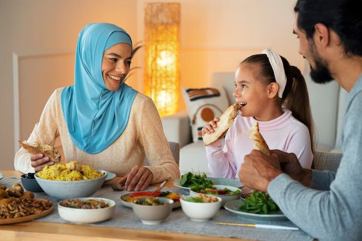 Keluarga menjadi bagian terpenting yang wajib diutamakan ketika bulan Ramadan 2023 tiba. Ini dia tips menciptakan momen hangat saat puasa.