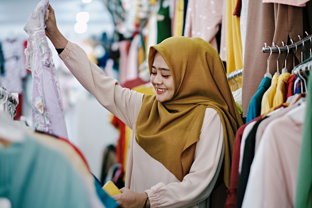 Berikut ini penjelasan mengenai tren baju Lebaran 2023, pastikan perhatikan warna dan motifnya, simak ya!