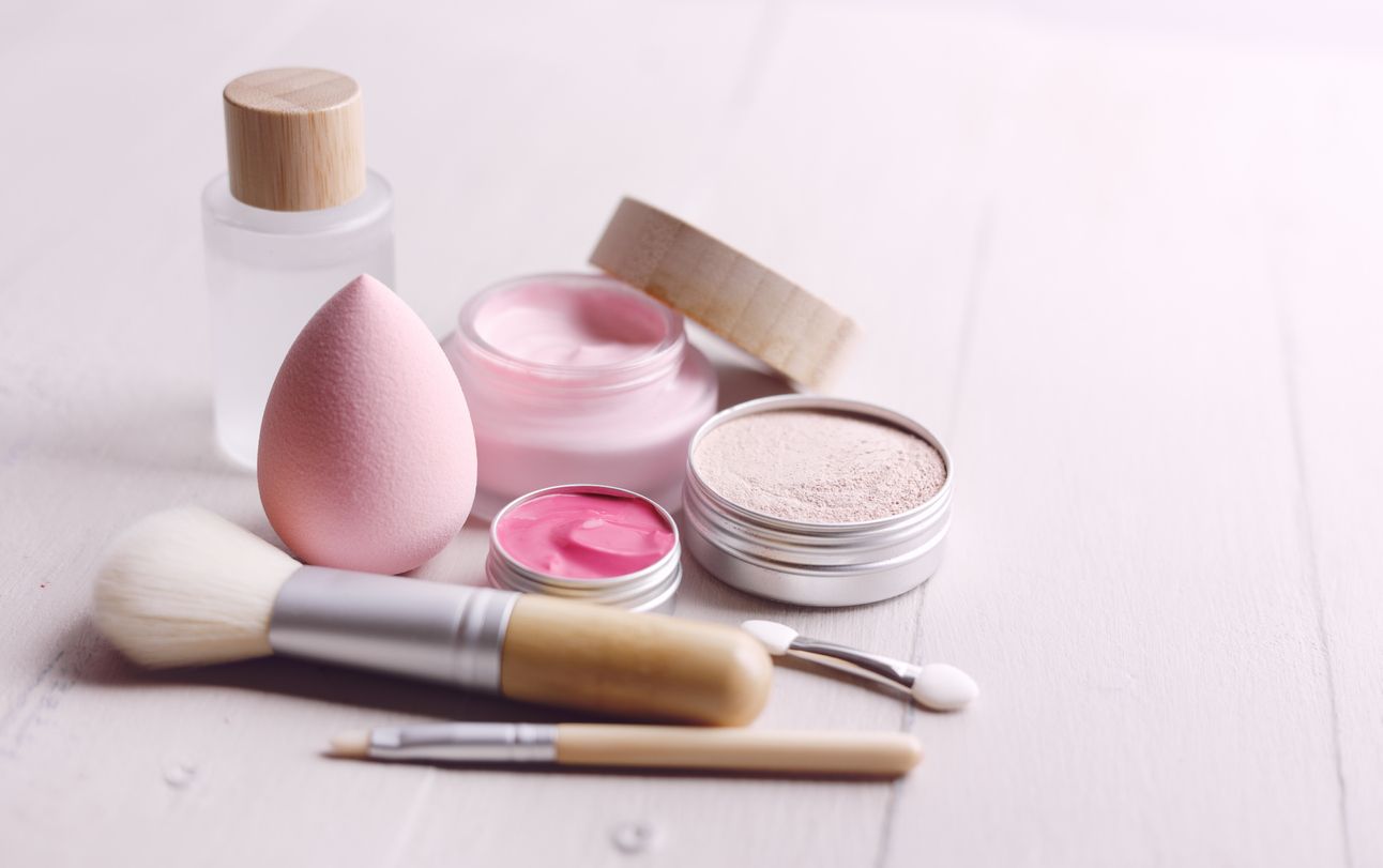 Professional makeup artist (MUA) Ryan Ogilvy membagikan tips makeup anti ribet untuk Lebaran 2023, salah satunya pastikan pakai moisturizer dulu.