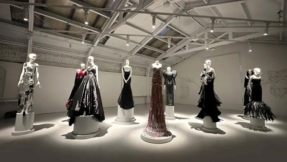 Koleksi gaun unik dihadirkan oleh desainer Jeremy Scott yang membuat karya fashion dengan menggunakan spare part mobil. Intip karyanya.