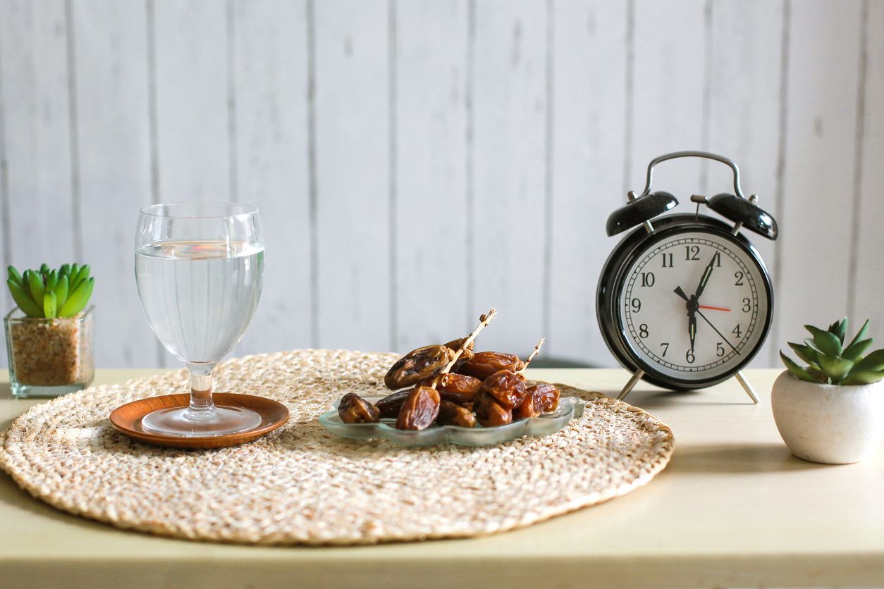 Tak sedikit yang ingin menjaga berat badan di bulan Ramadan 2023, oleh karena itu yuk, coba tips diet saat puasa yang viral di TikTok ini!