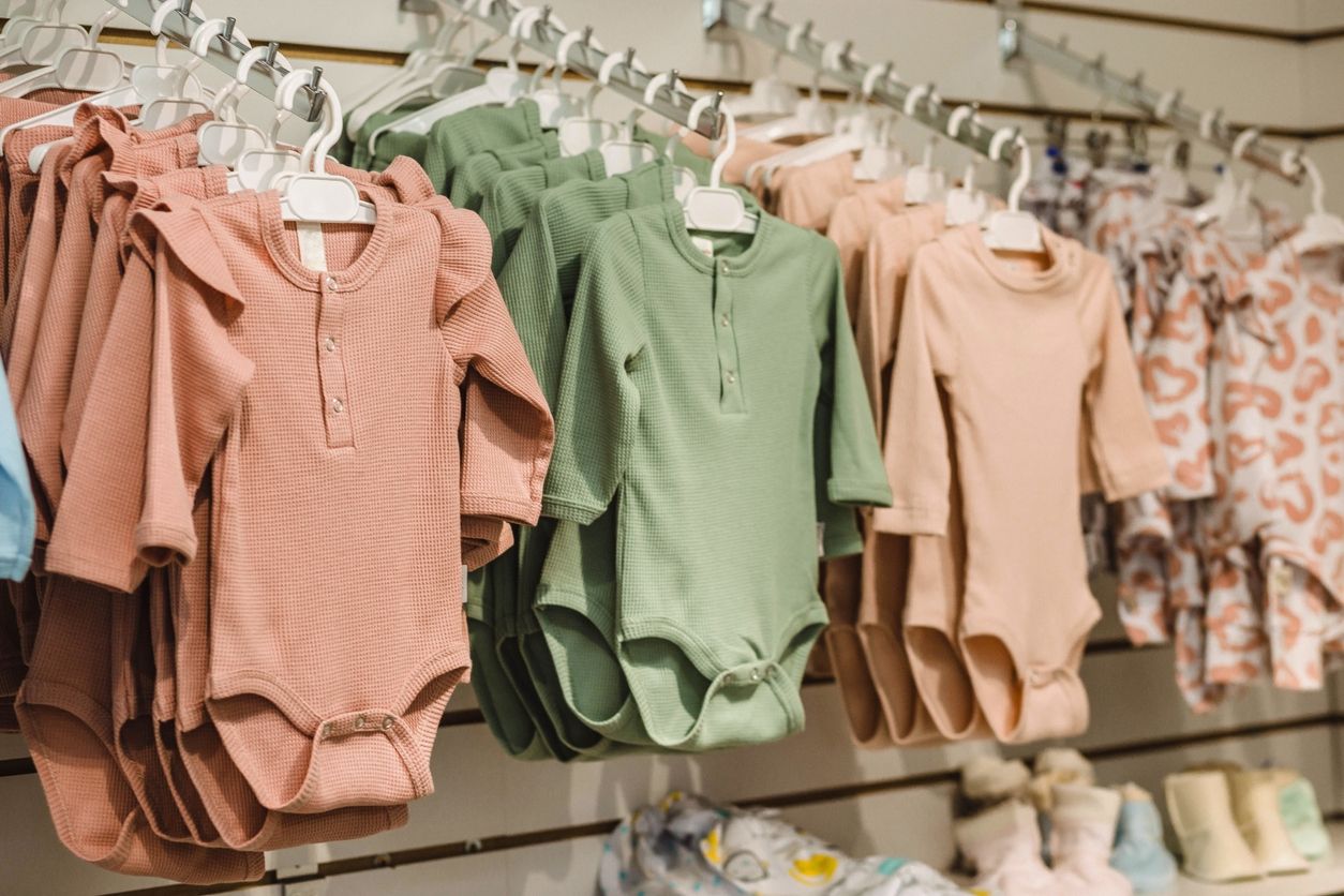 Berikut ini 5 jenis kain yang sebaiknya tak dipakai oleh bayi, mulai dari polyester dan nylon hingga triasetat.