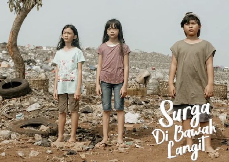 Tayang di bioskop sejak 30 Maret 2023, berikut sinopsis film Surga di Bawah Langit yang dibintangi Reza Rahadian.