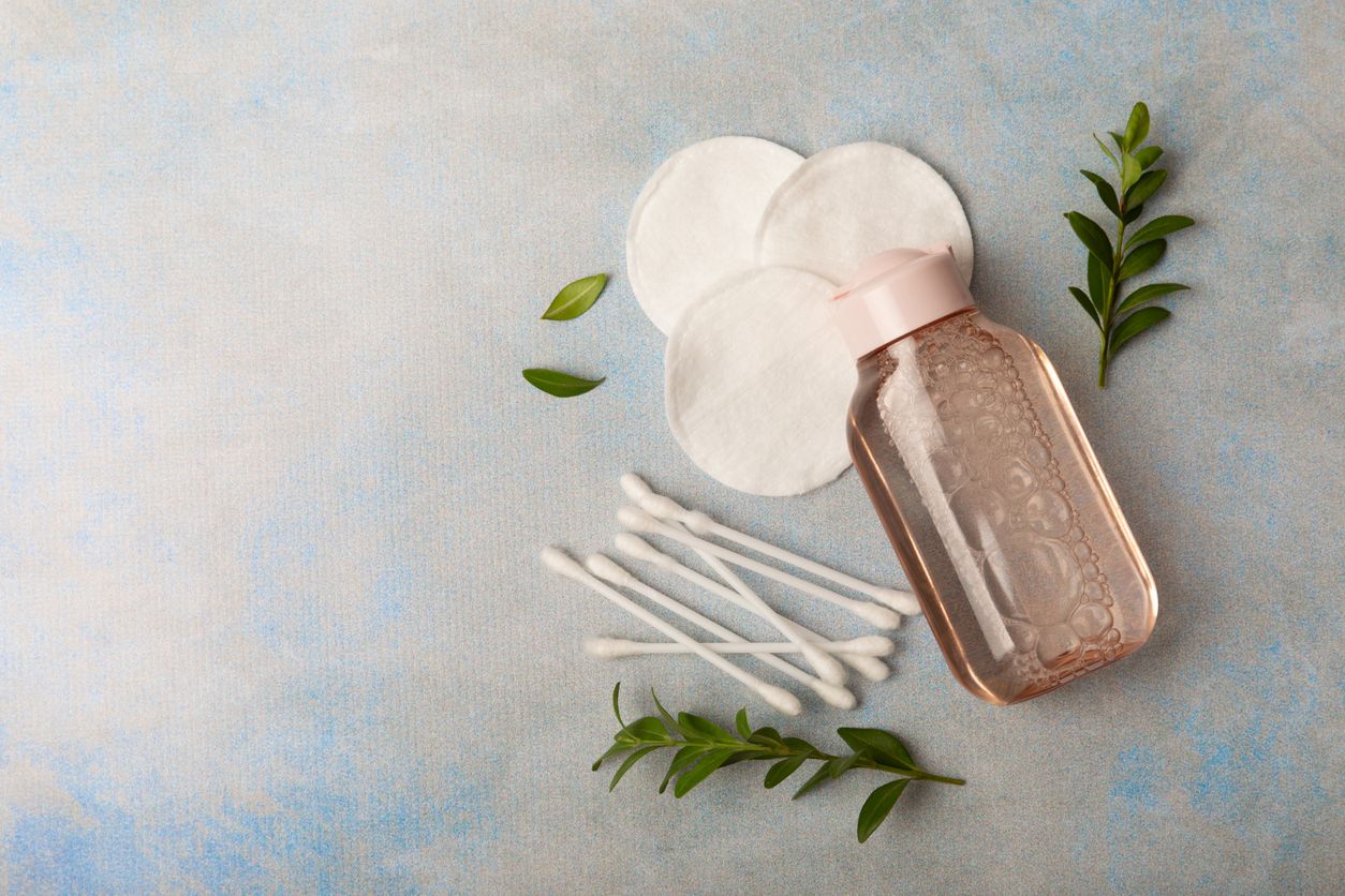 Agar kulit tetap terawat pasca Hari Raya, jangan malas untuk bersihkan makeup lebaran yang tebal. Ini rekomendasi micellar water untuk hapus makeup.