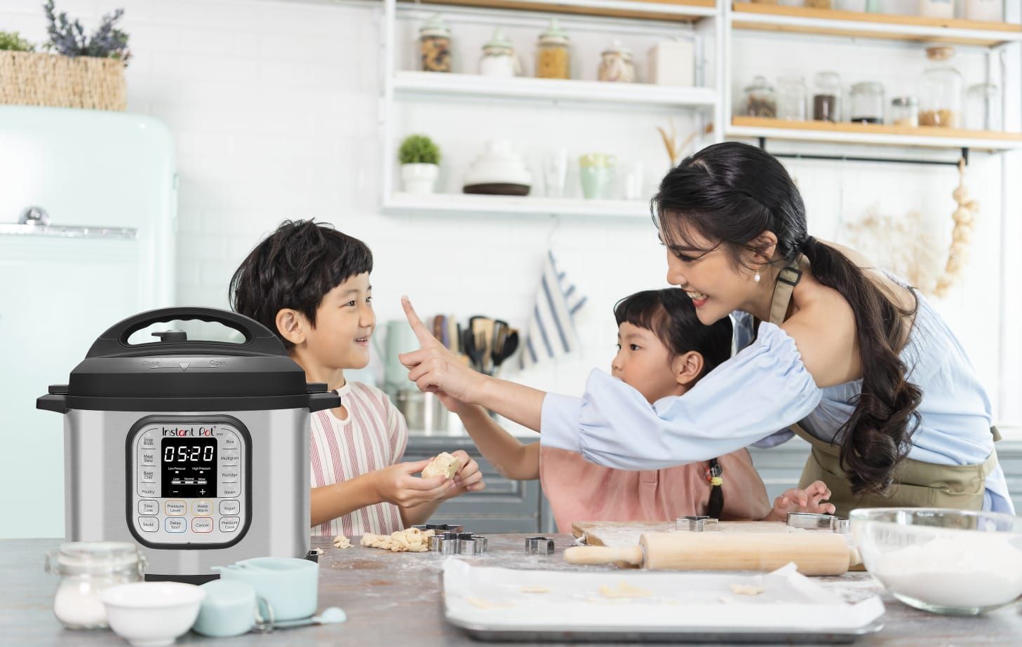 Kerap tak punya cukup waktu untuk memasak makanan khas lebaran? Jika ya, kamu butuh alat masak multifungsi yang bisa lebih cepat memasak saat lebaran.