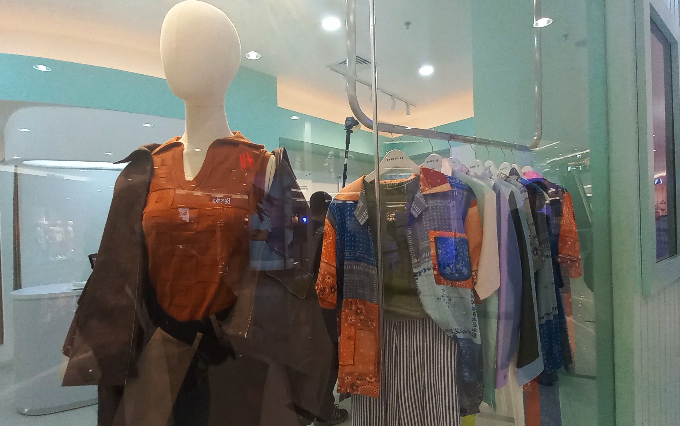 Brand fashion lokal everyday rilis koleksi terbaru di gerai offline pertamanya.