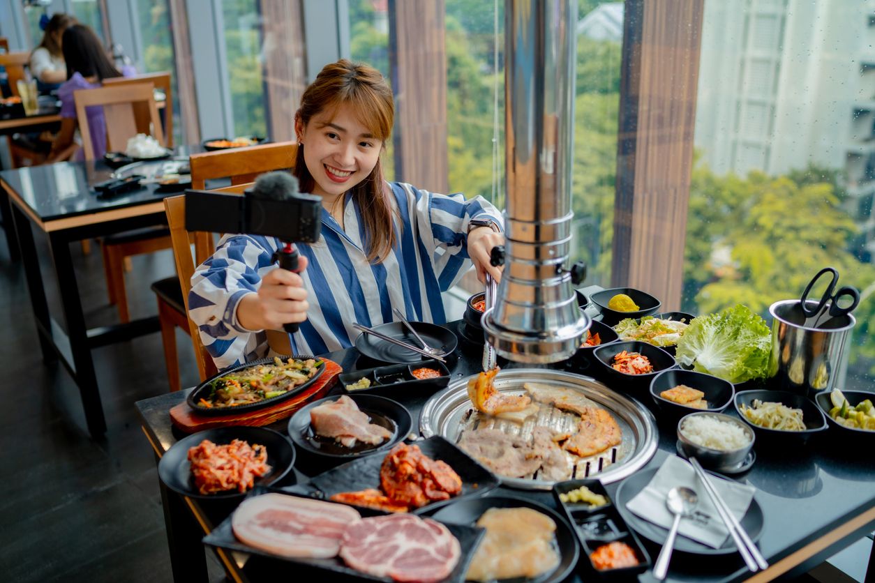 Praktisi dan Penulis Kuliner Kevindra Soemantri bagikan tips menjadi food vlogger, penting untuk banyak baca