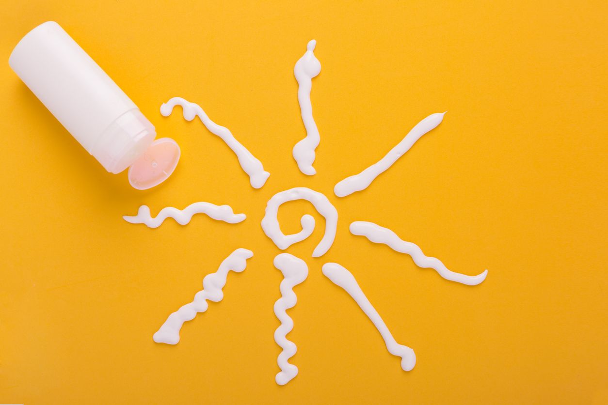 Berikut ini 2 rekomendasi sunscreen dari kolaborasi Anessa dan Doraemon, ada UV Skincare Milk dan UV Mild Milk.