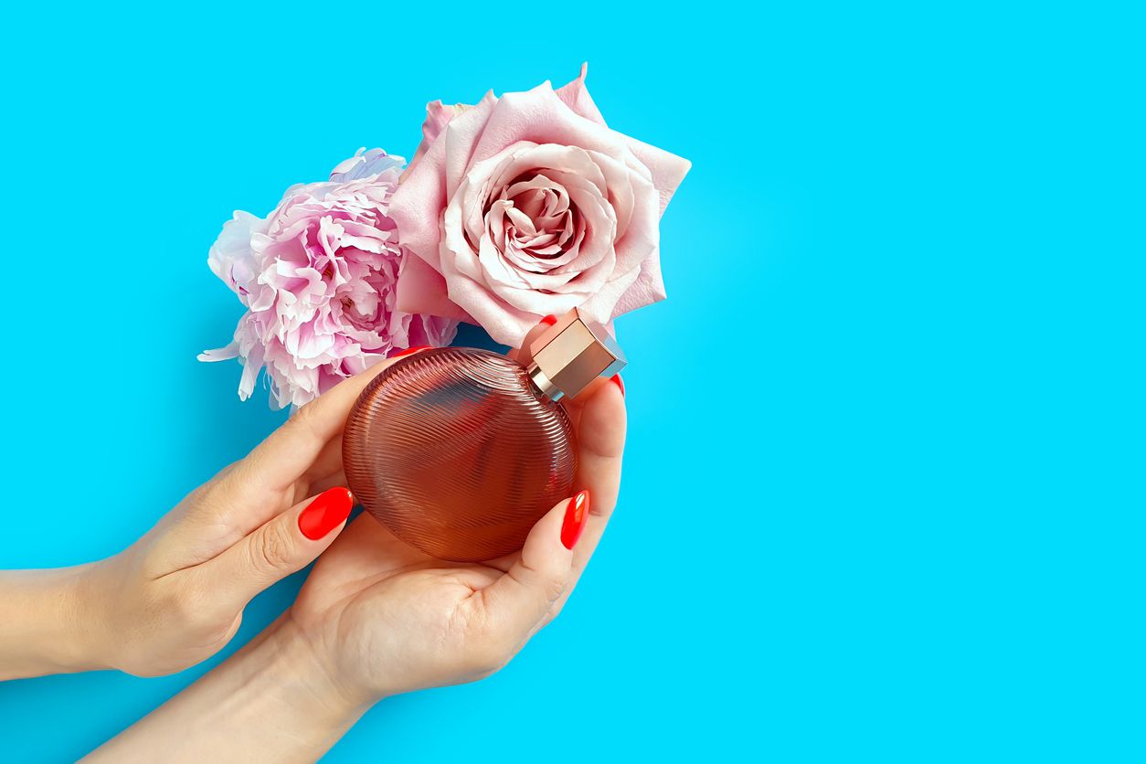 Berikut ini 4 tips memakai Eau de Toilette agar aromanya lebih tahan lama, semprotkan setelah mandi ya
