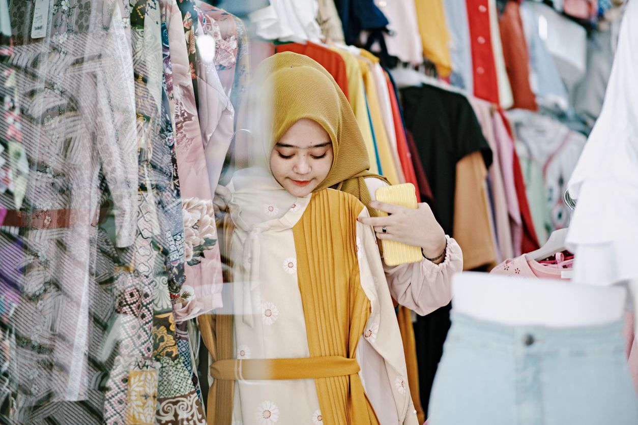 Untuk tampil modis di Hari Raya Idulfitri, tak perlu selalu membeli baju lebaran baru. Ini cara mix and match baju lebaran tanpa beli baju baru.