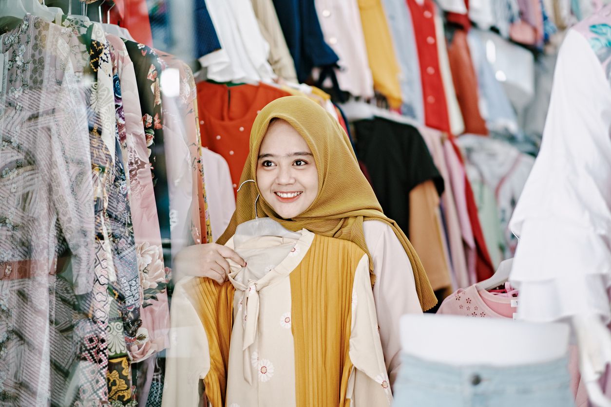 Berikut ini 5 rekomendasi warna baju Lebaran 2023 selain putih dan pastel, ada terakota, fuschia, hingga navy