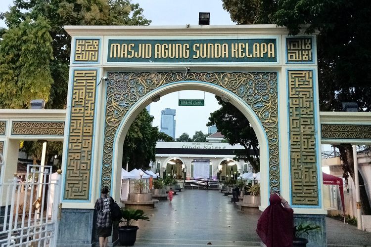 Berikut ini 3 aktivitas seru di hidden gem Masjid Agung Sunda Kelapa, mulai dari wisata religi, kulineran, hingga main basket.
