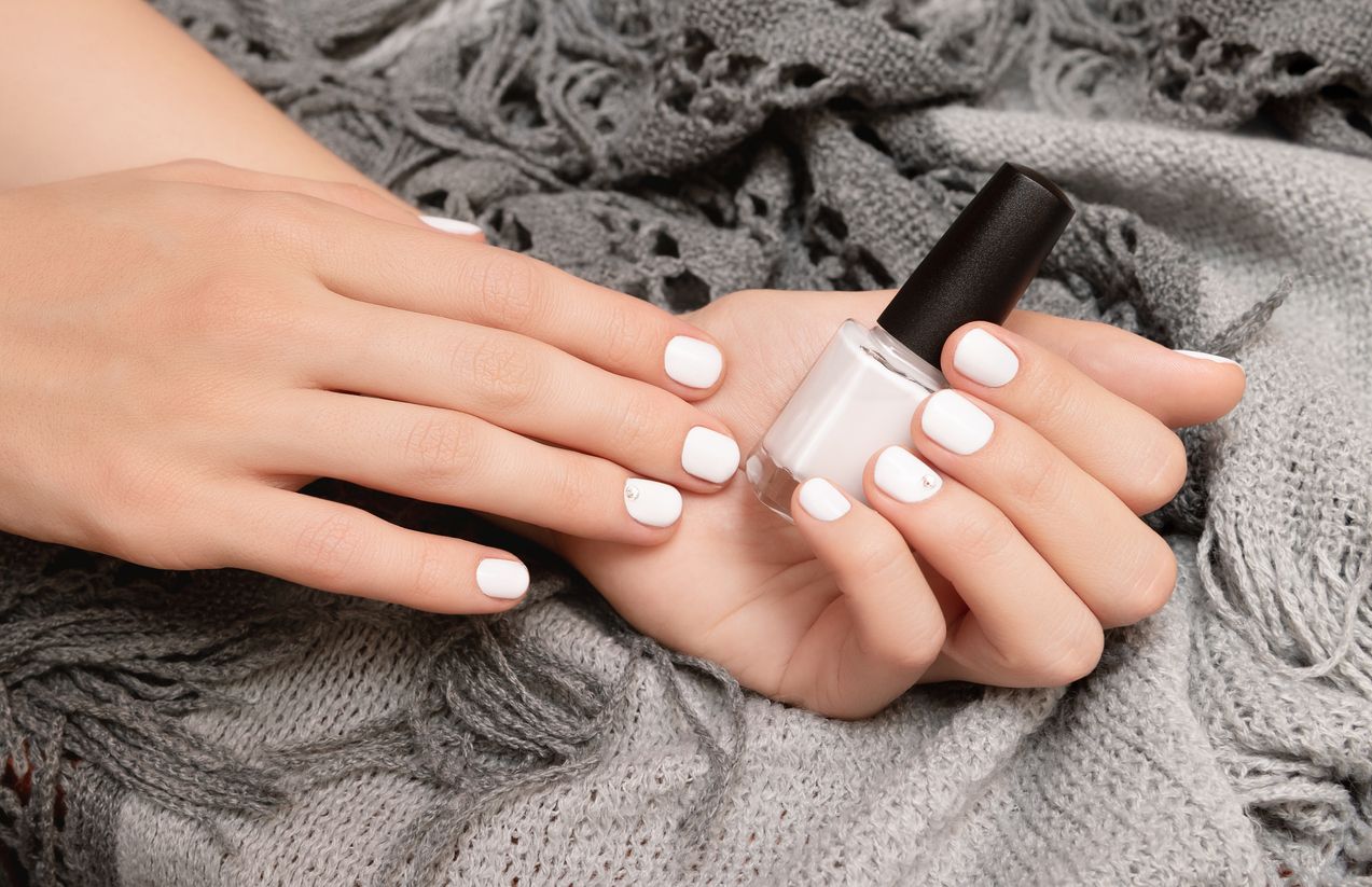 Agar tampil cantik saat lebaran, Kawan Puan bisa mendesain nail art dengan warna putih. Ini inspirasinya.