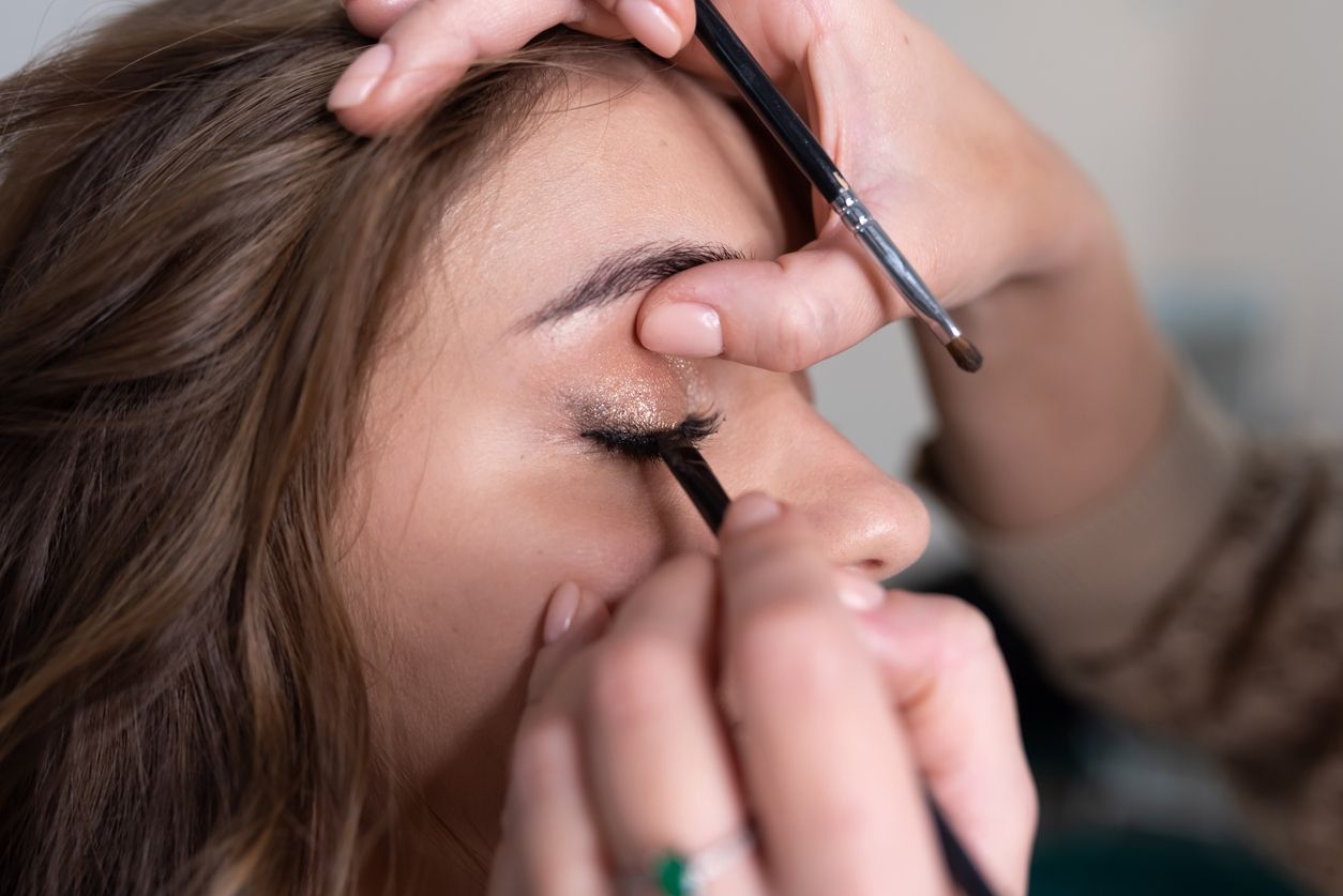 Berikut ini 5 tips membuat winged eyeliner untuk makeup Lebaran 2023,  salah satunya dengan menggunakan selotip