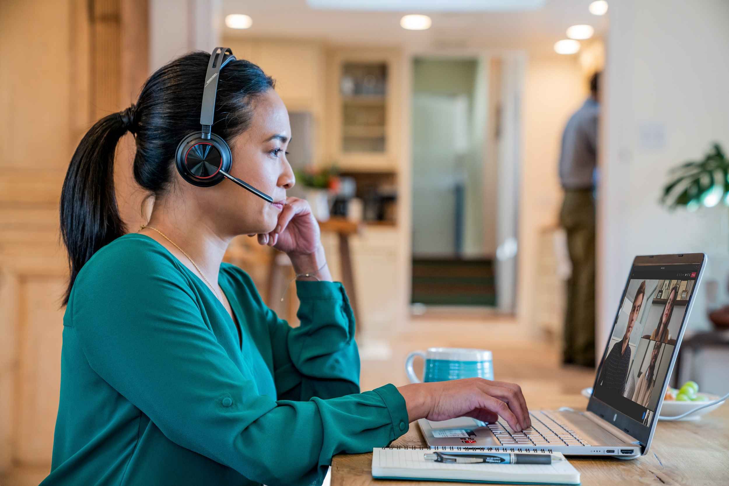 Simak tips menerapkan hybrid work untuk kamu yang masih harus tetap bekerja saat libur Lebaran 2023, salah satunya komunikasi dengan tim.