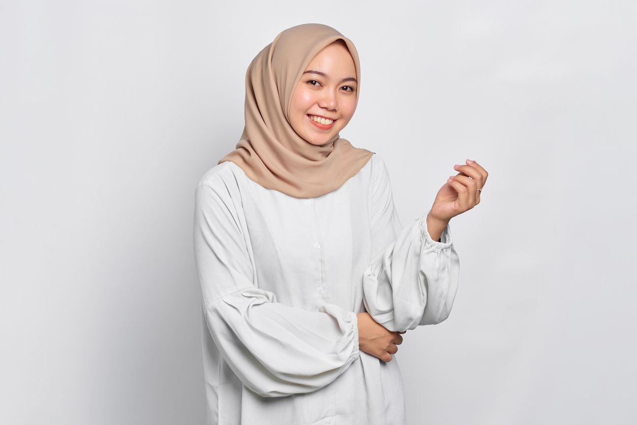 Berikut ini 5 tips pakai hijab agar tidak bau keringat saat acara Lebaran 2023, salah satunya pilih warna yang tepat