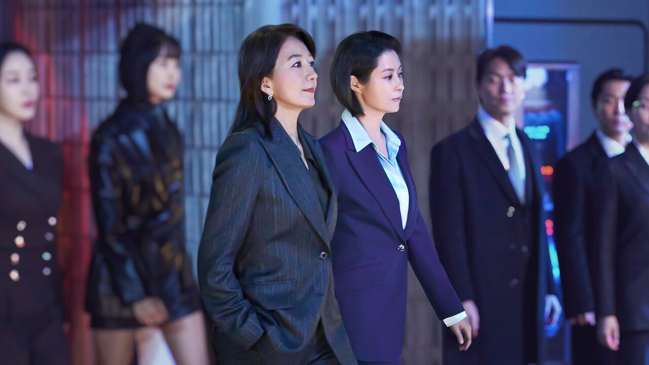 Dalam sinopsis series Queenmaker, aktris Kim Hee Ae kerap memakai blazer hitam untuk outfit ke kantor. Ini rekomendasi blazer hitam.