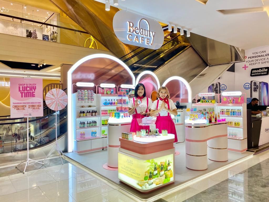 Para beauty enthusiast akan dimanjakan dengan kehadiran Beauty Cafe yang menawarkan ragam produk kosmetik dan personal care yang lengkap.
